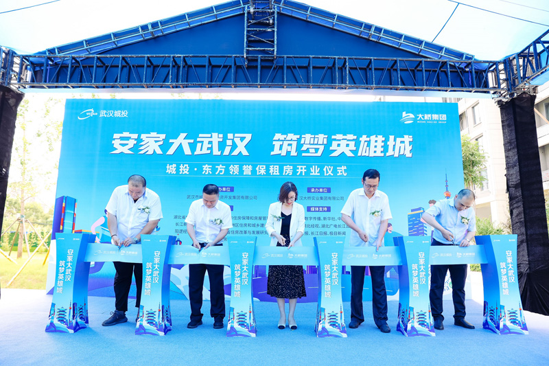 参与辅导嘉宾为项目开业剪彩.jpg